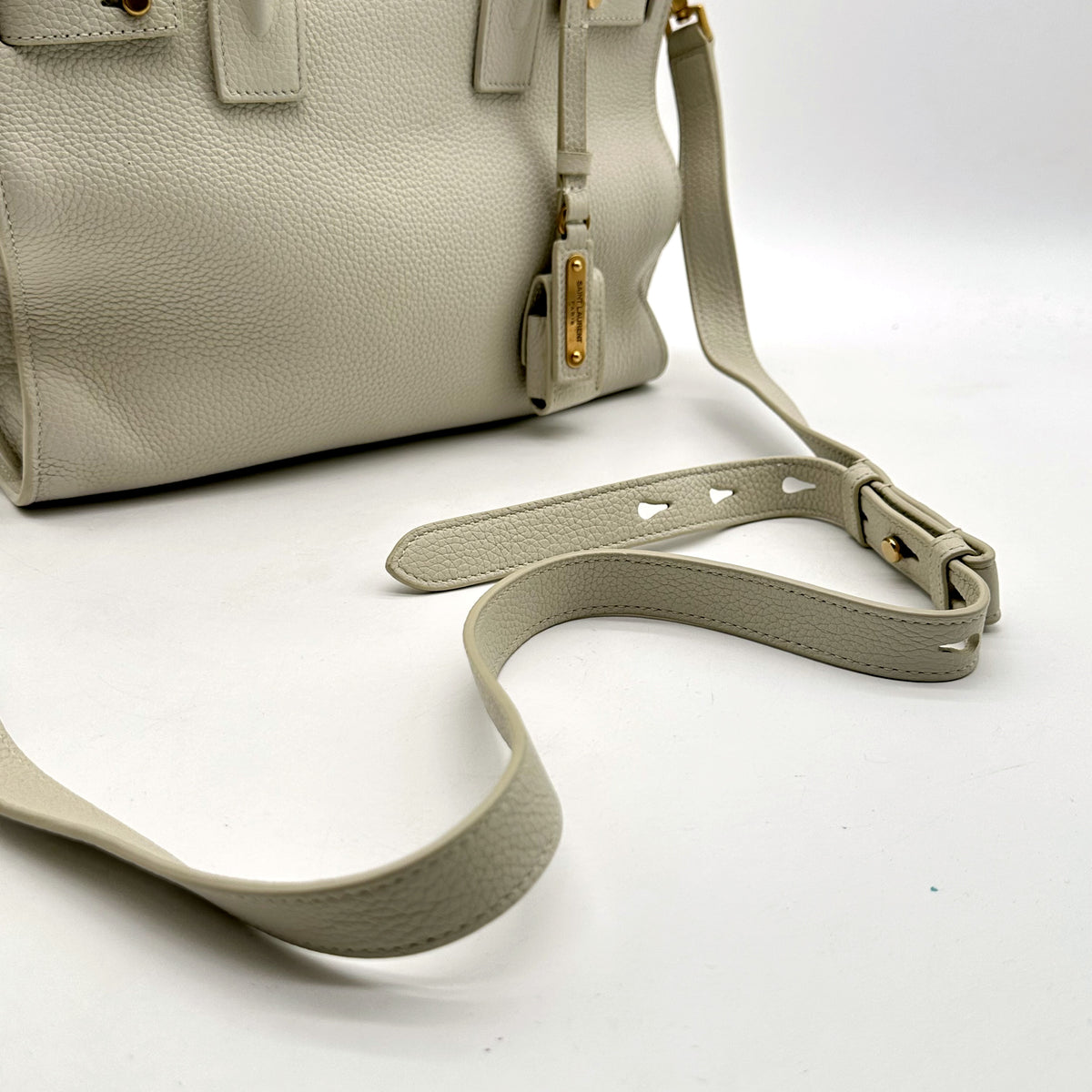 Saint Laurent Sac de Jour Baby Cuir Grainé Blanc Cassé - détail de la bandoulière et de sa boucle de réglage