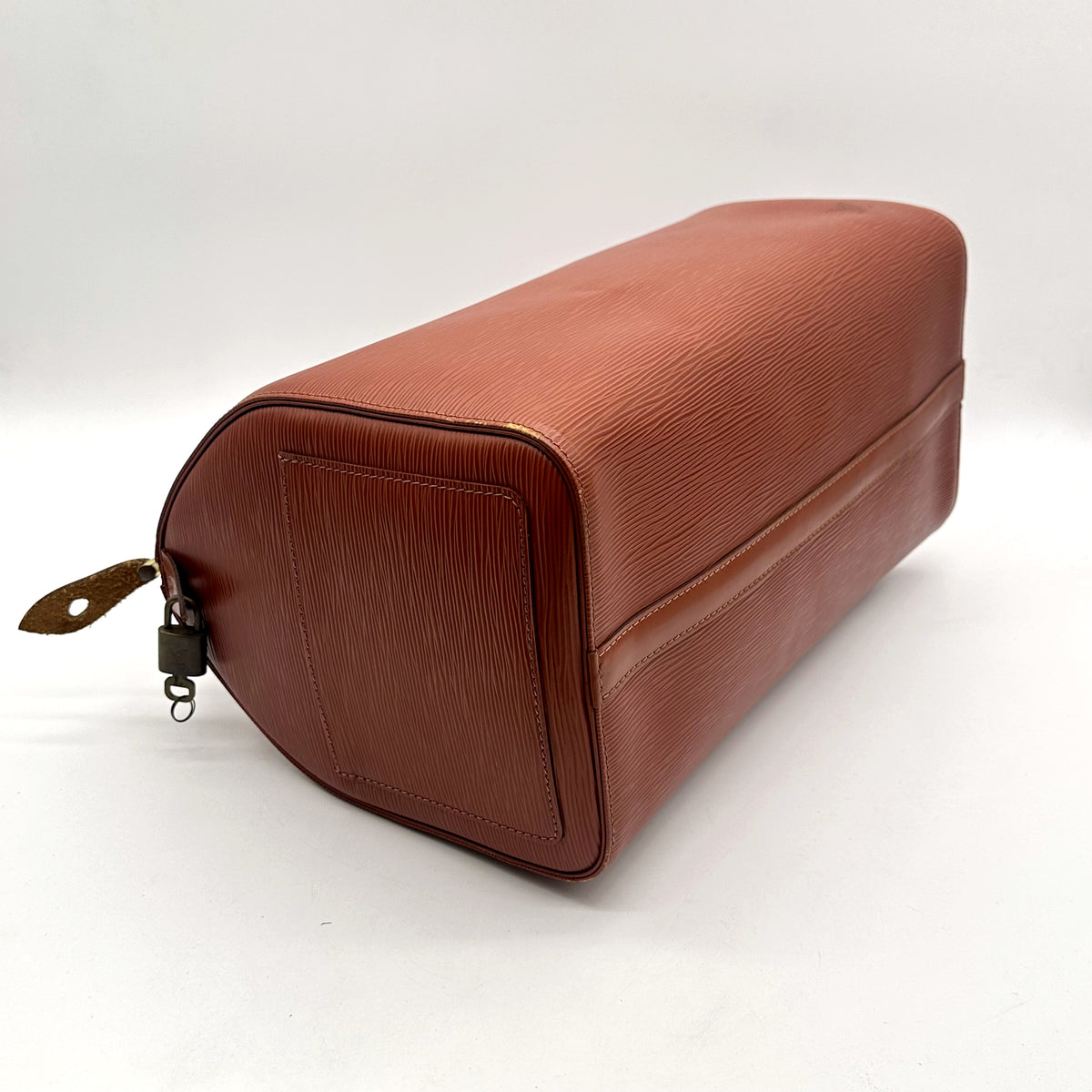 Louis Vuitton Speedy 35 Cuir Épi Terracotta - vue du dessous, base et coins