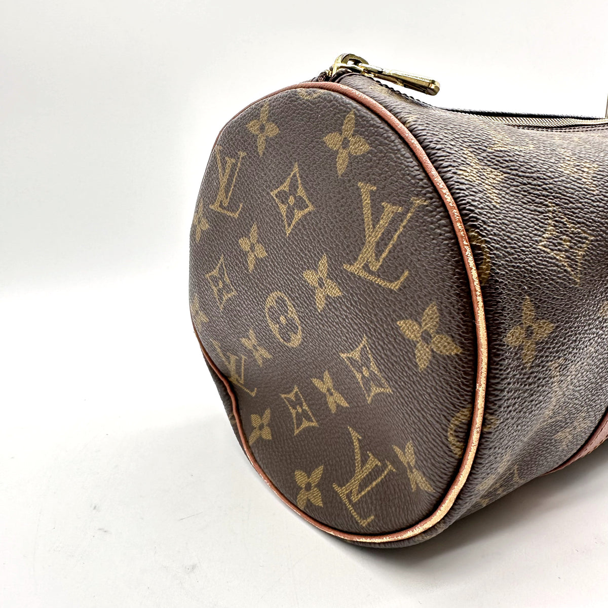 Louis Vuitton Papillon 30 Toile Monogram - détail d'un bout rond et de son passepoil