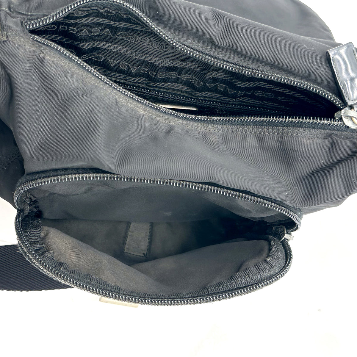 Prada Sac bandoulière Nylon Noir - intérieur ouvert, poche zippée