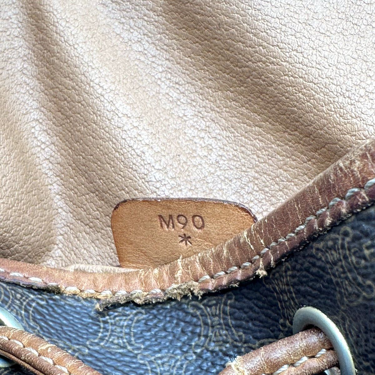 Céline Seau Toile Macadam Brun - détail de la patte de cuir portant le code