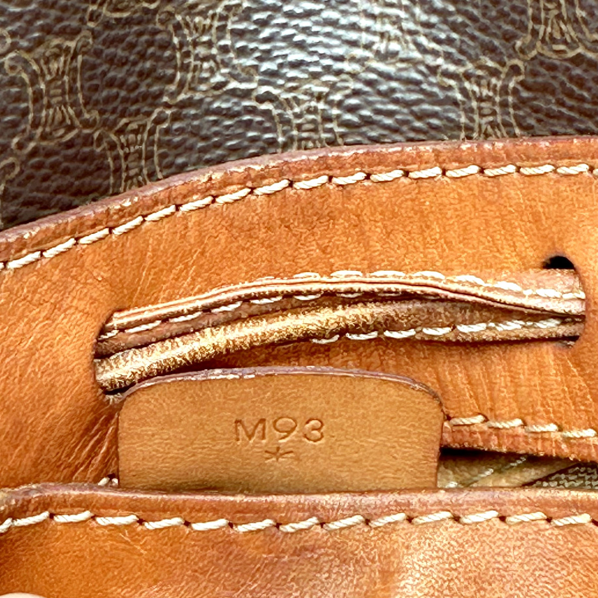 Céline Seau Toile Macadam Brun - détail de la patte de cuir portant le code