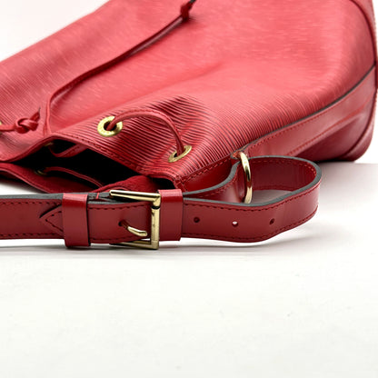 Louis Vuitton Noé Cuir Épi Rouge - détail de la boucle de bandoulière