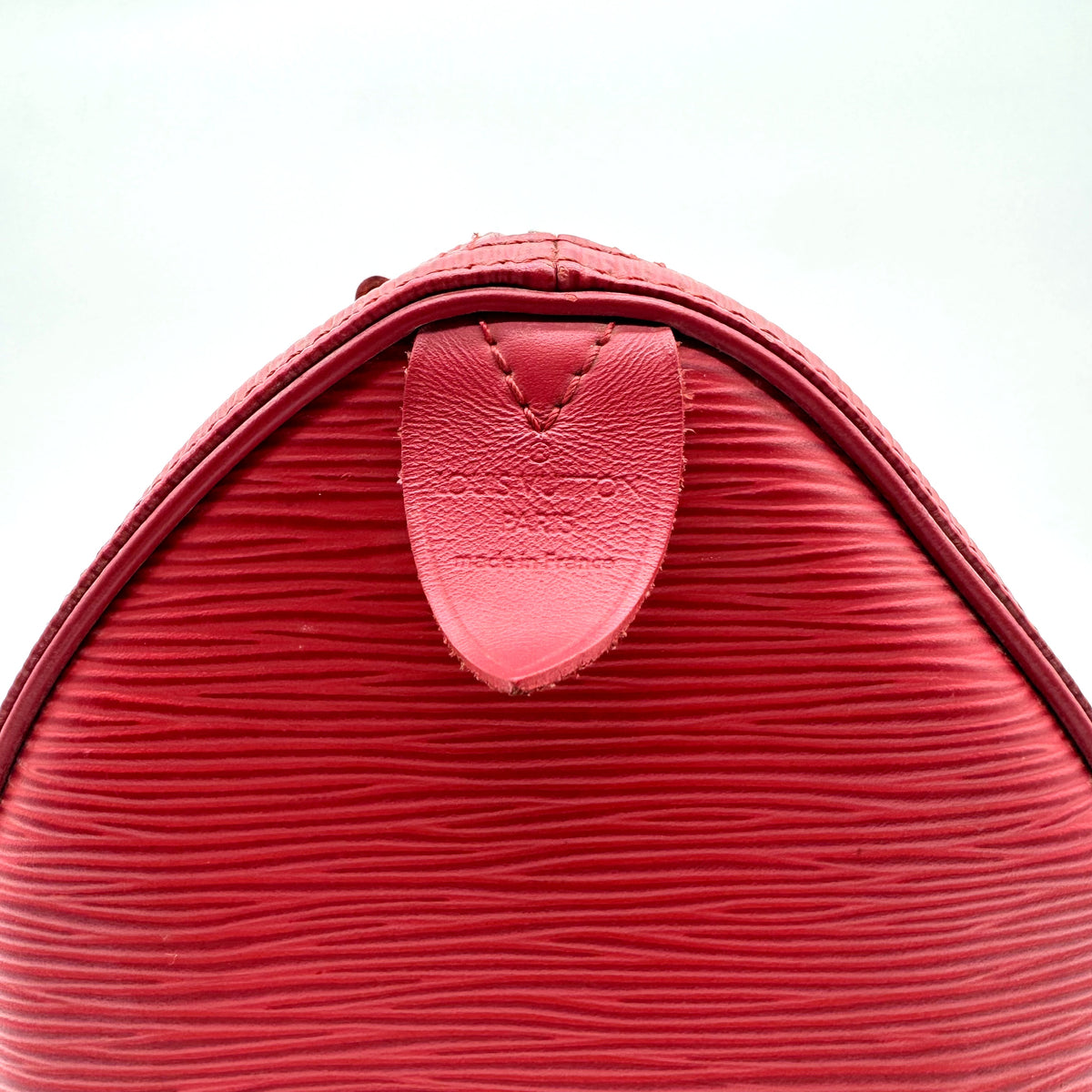 Louis Vuitton Speedy 25 Cuir Épi Rouge - détail de la patte de cuir d'extrémité