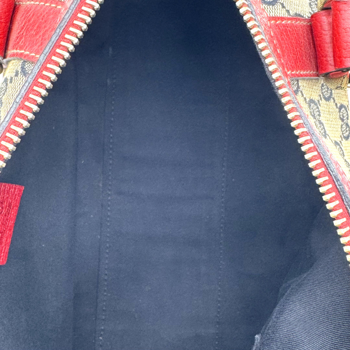 Gucci Boston Abbey Toile GG et Cuir Rouge - intérieur ouvert, doublure bleue