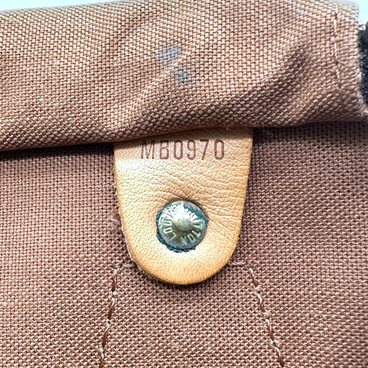 Louis Vuitton Speedy 35 Toile Monogram - détail de la doublure intérieure et de sa patte de cuir