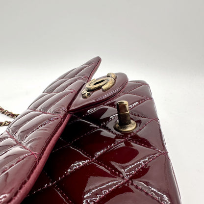 Chanel Matelassé Cuir Verni Bordeaux - détail du côté et du bouton de fermeture