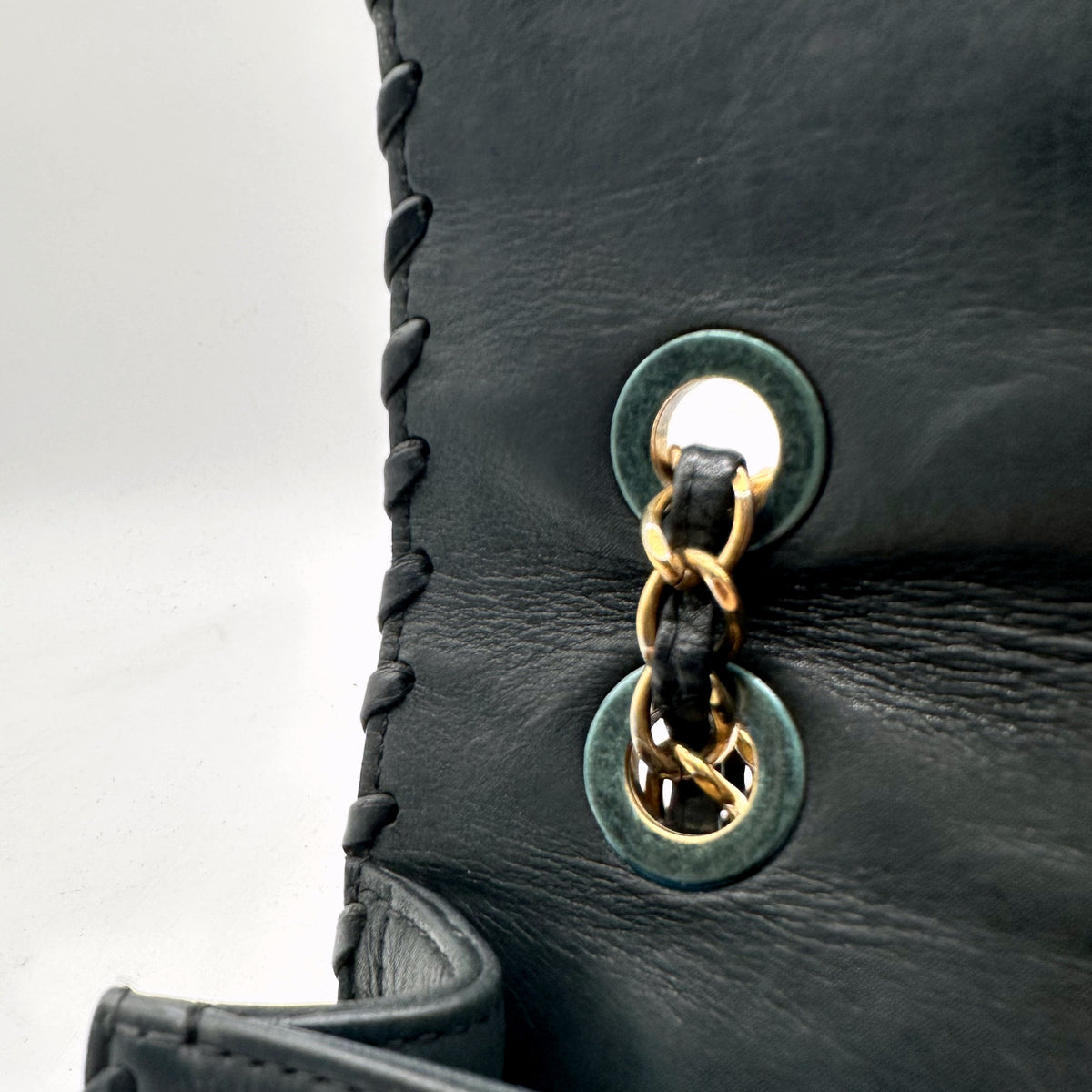 Chanel Matelassé Cuir Gris Anthracite - détail de l'attache opposée