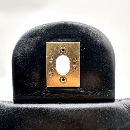 Chanel Single Flap Cuir d'agneau Noir - détail de la plaque de fermeture