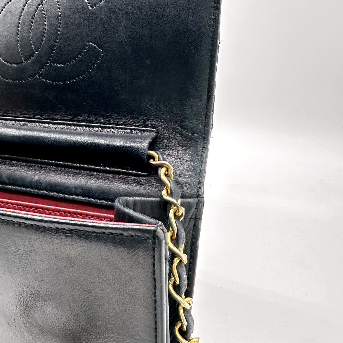 Chanel Matelassé Cuir d'agneau Noir - intérieur, compartiments et doublure rouge
