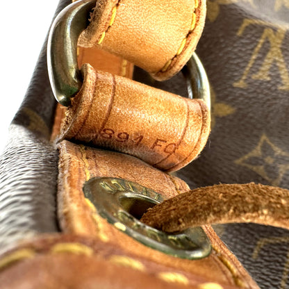 Louis Vuitton Petit Noé Toile Monogram - détail de la patte de cuir portant le code