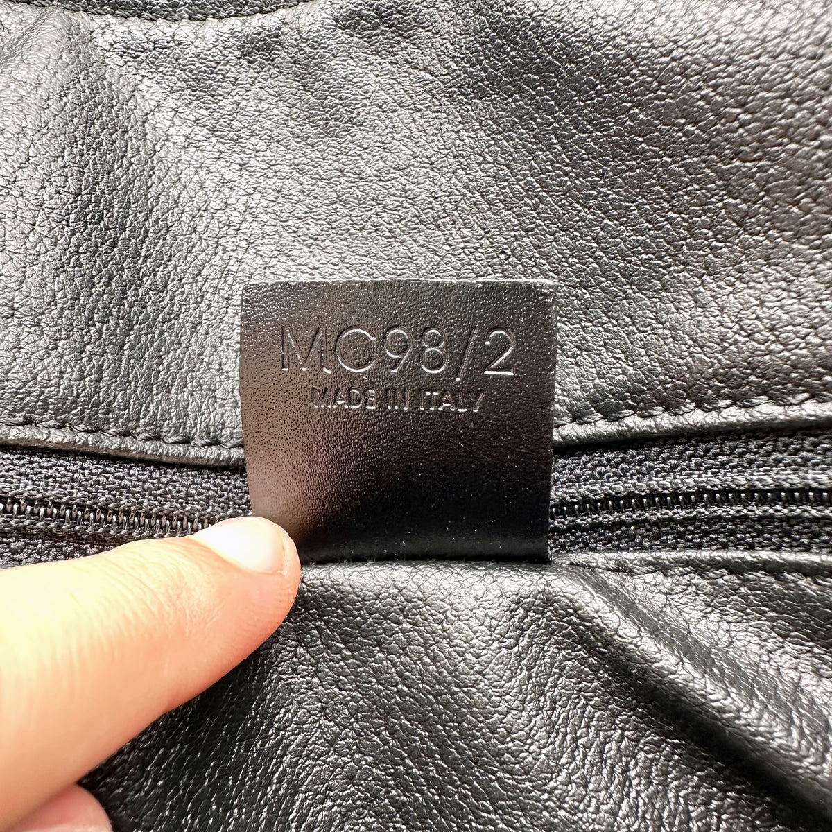 Celine Boston Toile Macadam - détail de l'étiquette intérieure avec code