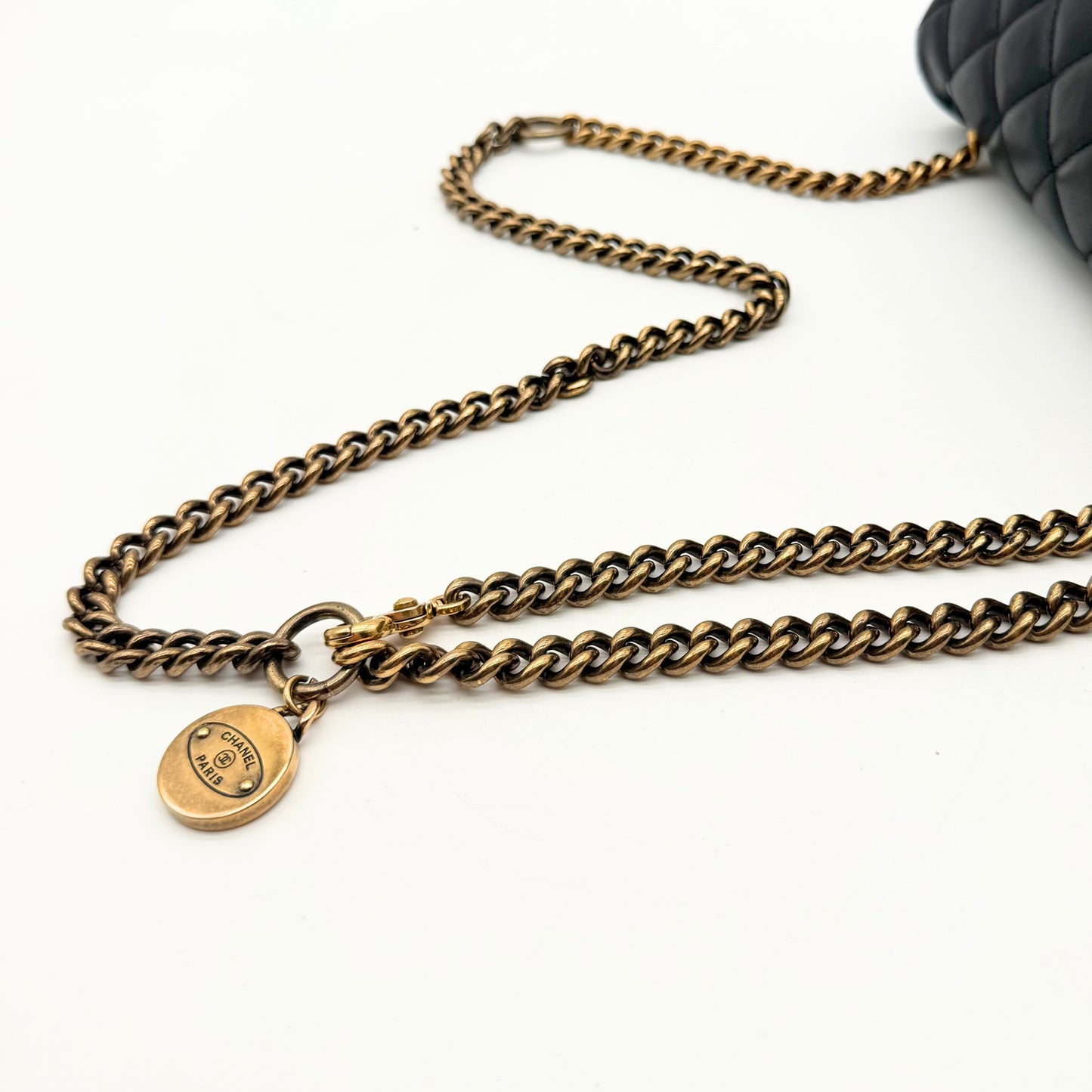 Chanel Sac à rabat matelassé cuir d'agneau - chaîne dorée déployée et médaillon