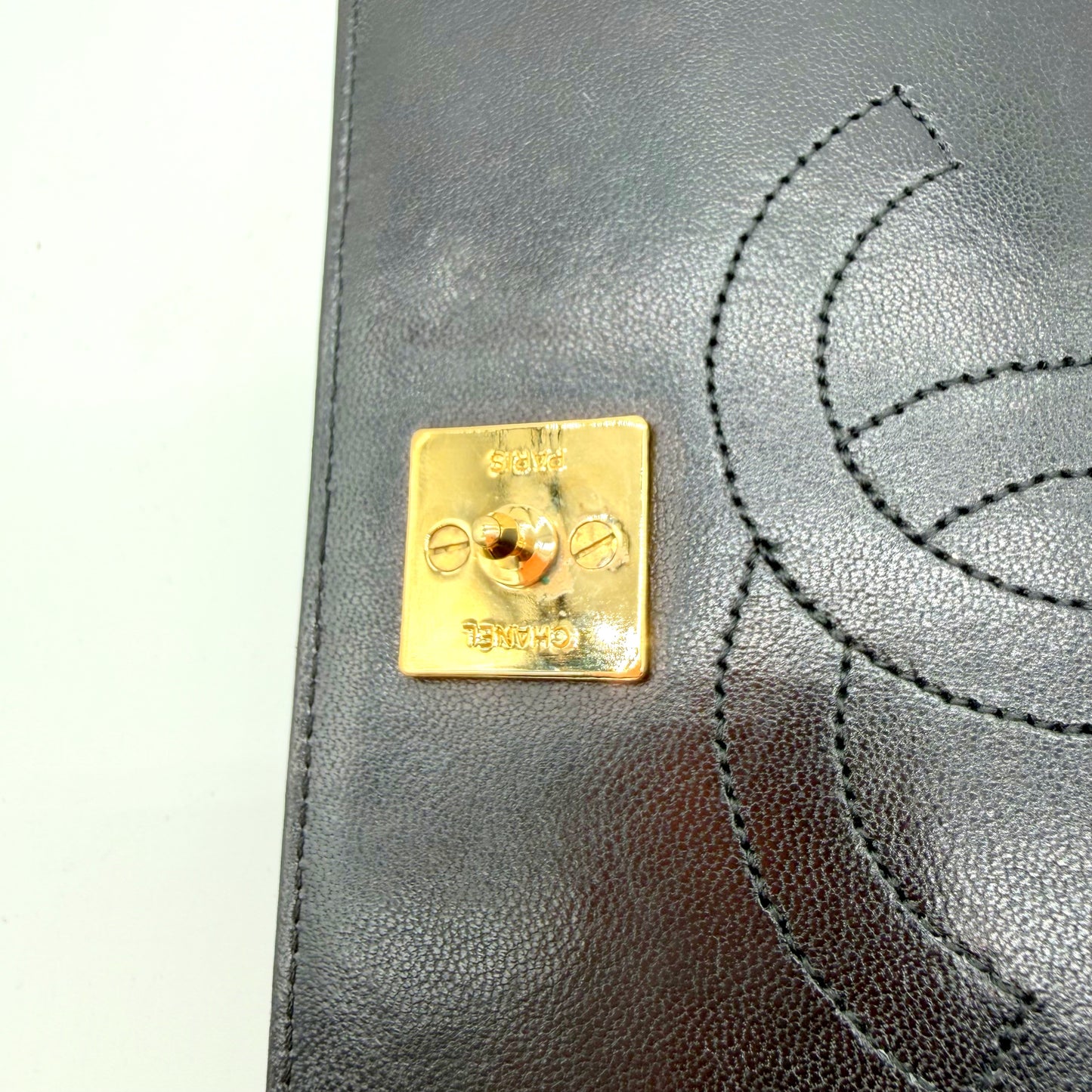 Chanel Wallet on Chain cuir d'agneau matelassé noir - estampille CHANEL PARIS au dos du fermoir