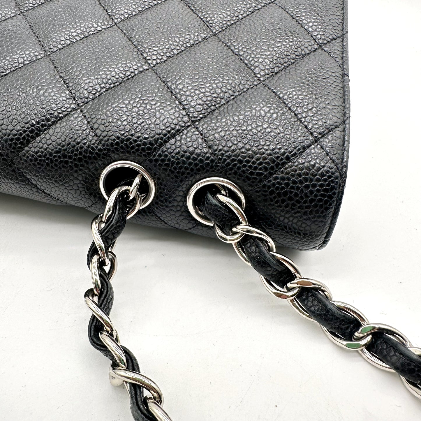 Chanel Timeless 30 cm Cuir Caviar Noir - détail des maillons et du cuir entrelacé