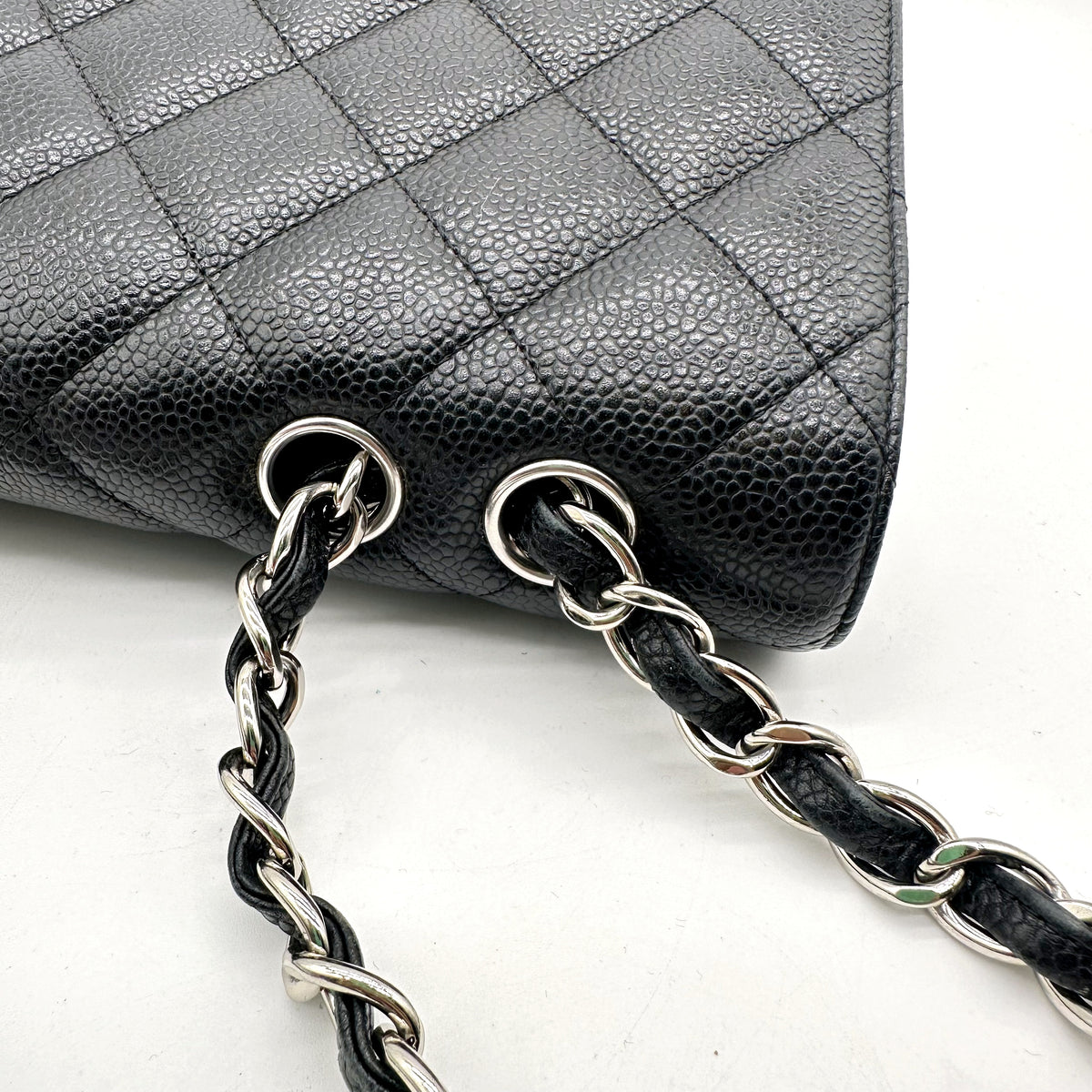 Chanel Timeless 30 cm Cuir Caviar Noir - détail des maillons et du cuir entrelacé