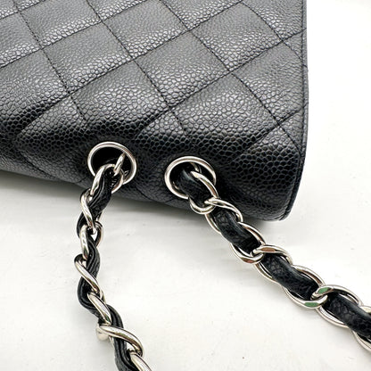 Chanel Timeless 30 cm Cuir Caviar Noir - détail des maillons et du cuir entrelacé