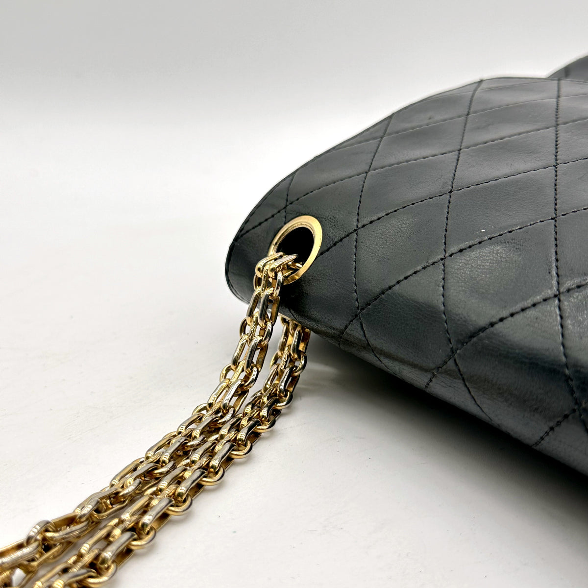 Chanel Timeless 25 cm Cuir d'agneau Noir - détail de l'anneau opposé et de la chaîne