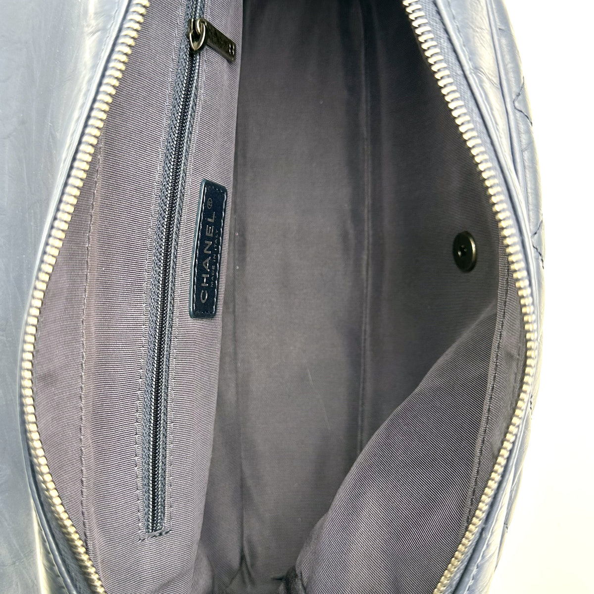 Chanel Matelassé Cuir Bleu Marine - intérieur ouvert, doublure grise et poche