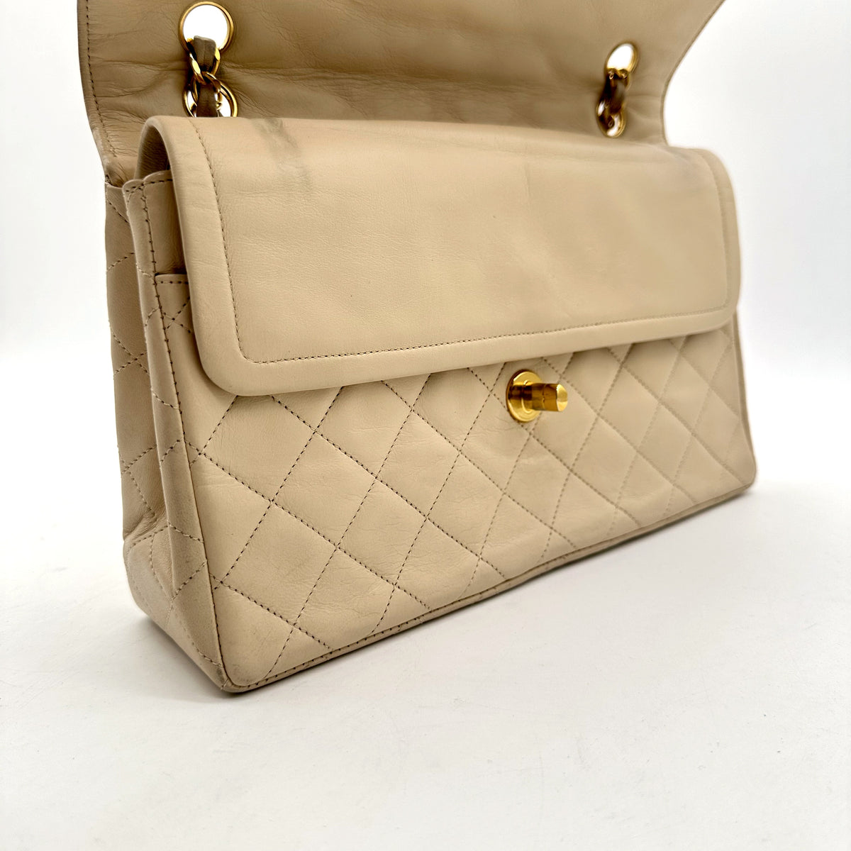 Chanel Diana Cuir d'agneau Beige - sac ouvert, rabat relevé