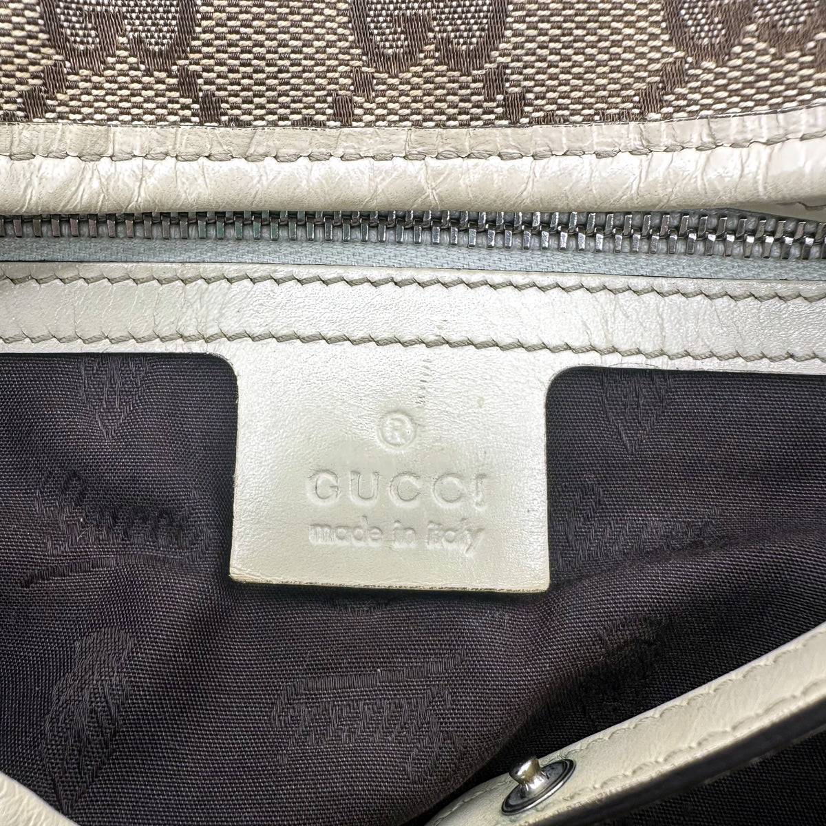 Gucci Cabas Toile GG Beige - détail de la poche zippée intérieure et de l'étiquette