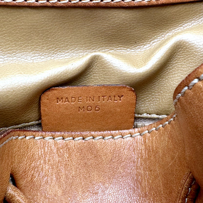 Céline Seau Toile Macadam Beige - détail de la patte de cuir portant le code