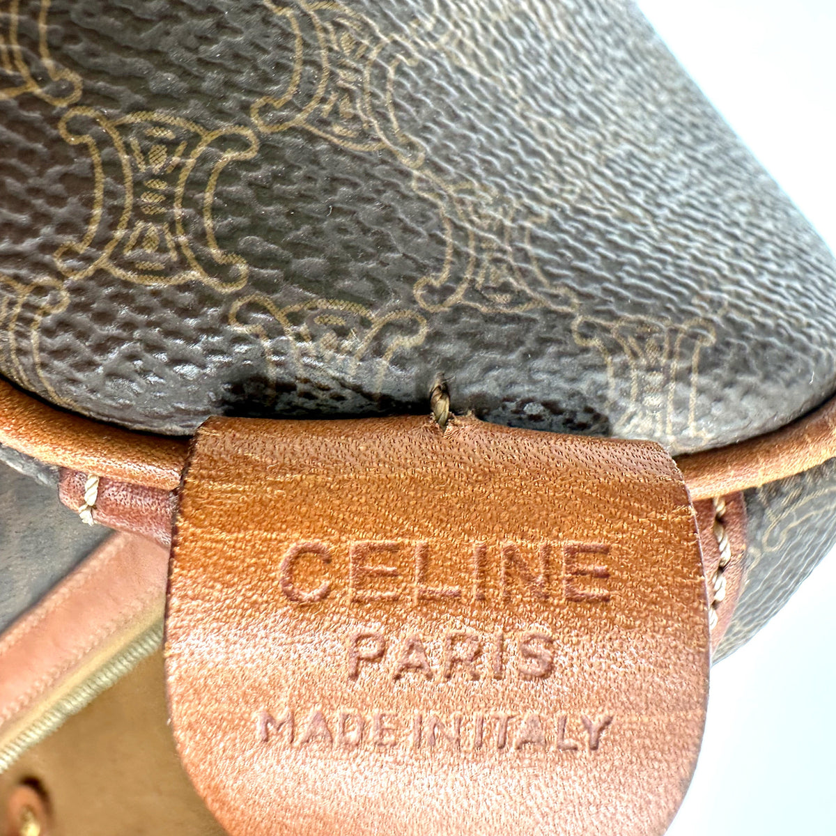 Céline Boston Toile Macadam Brun - détail de l'étiquette de cuir intérieure