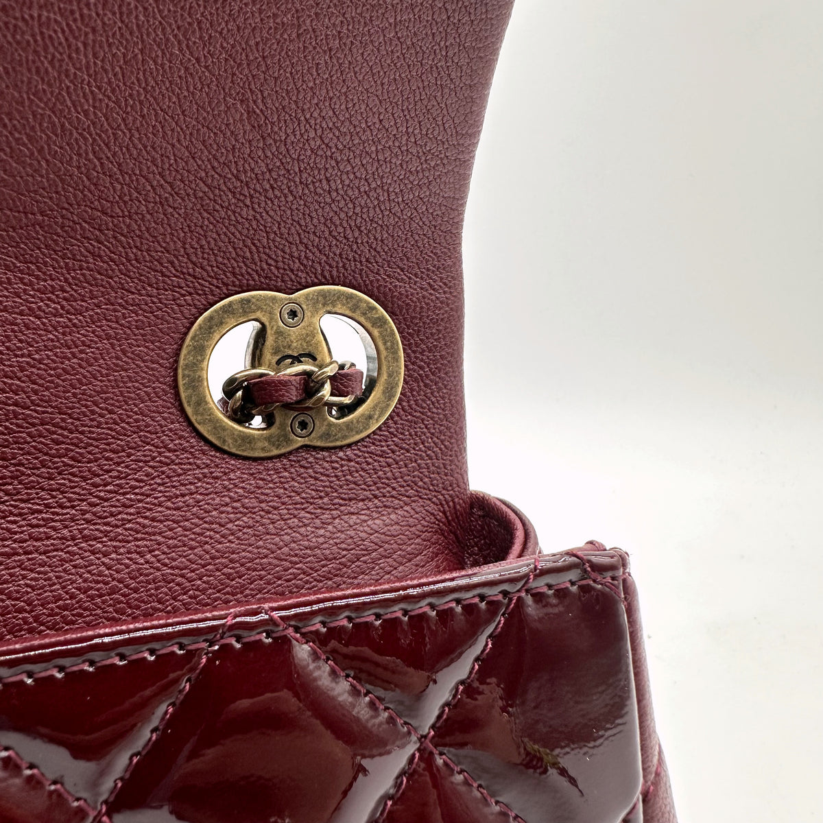 Chanel Matelassé Cuir Verni Bordeaux - détail du dos du rabat et du plot de fermoir
