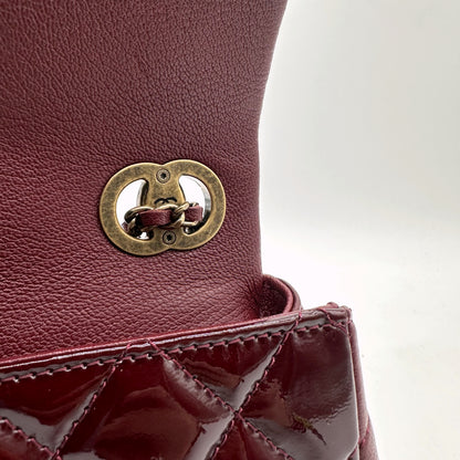 Chanel Matelassé Cuir Verni Bordeaux - détail du dos du rabat et du plot de fermoir