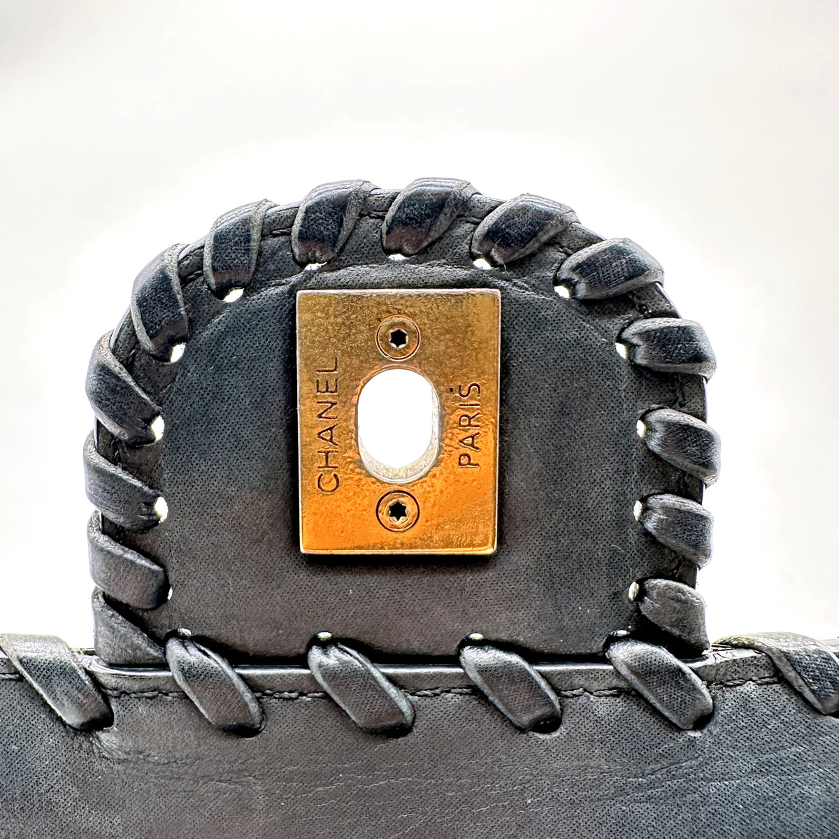 Chanel Matelassé Cuir Gris Anthracite - détail de la plaque de fermeture au dos du rabat