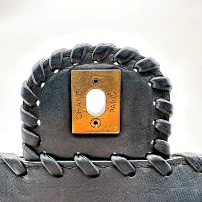 Chanel Matelassé Cuir Gris Anthracite - détail de la plaque de fermeture au dos du rabat