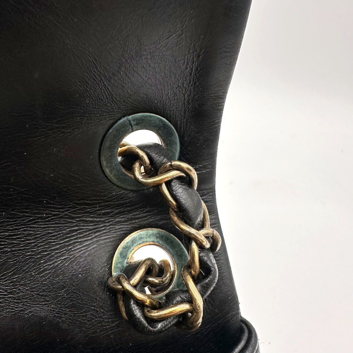 Chanel Single Flap Cuir d'agneau Noir - détail de l'anneau de chaîne et du flanc