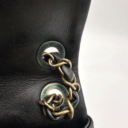 Chanel Single Flap Cuir d'agneau Noir - détail de l'anneau de chaîne et du flanc