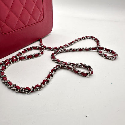 Chanel Wallet on Chain Cuir Framboise - détail de la chaîne entrelacée de cuir