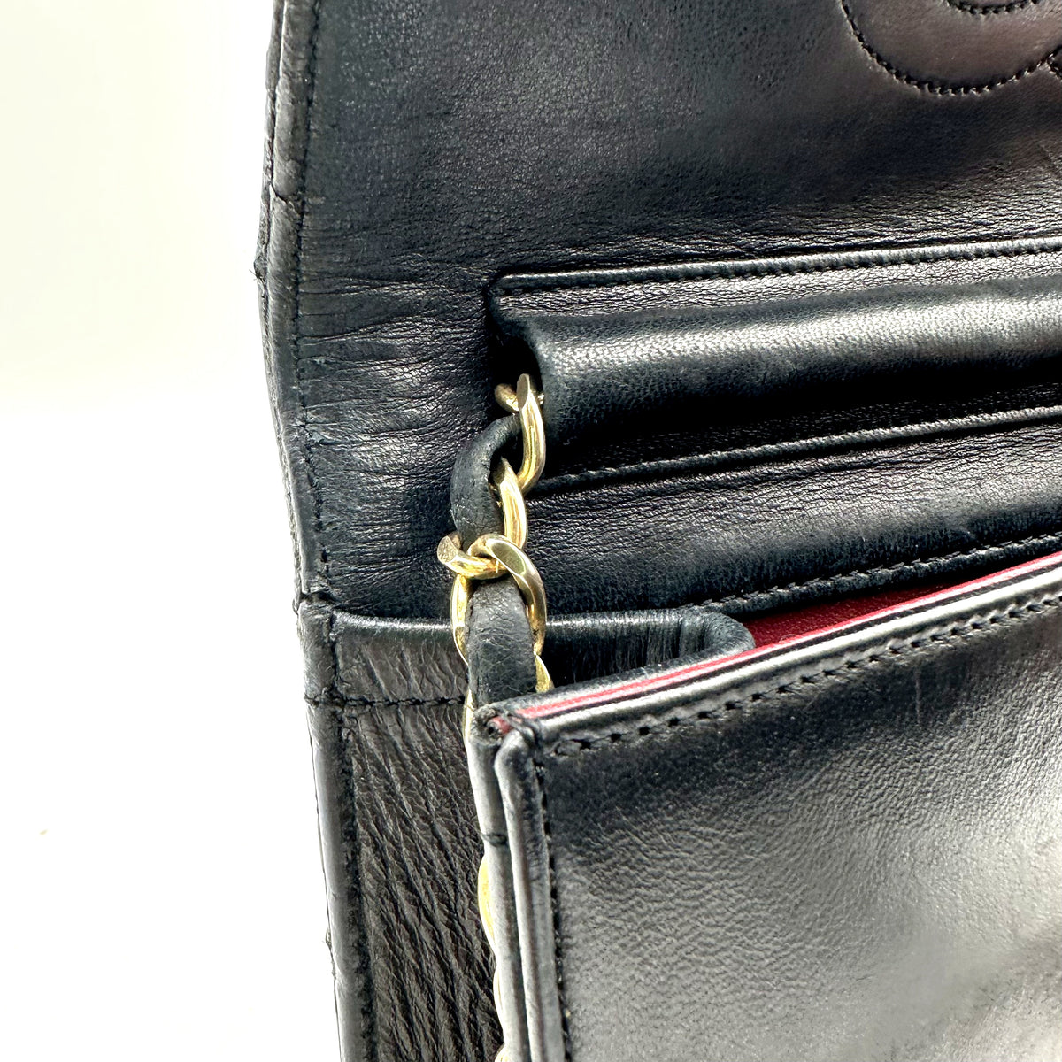 Chanel Matelassé Cuir d'agneau Noir - détail de l'attache de chaîne sur le côté
