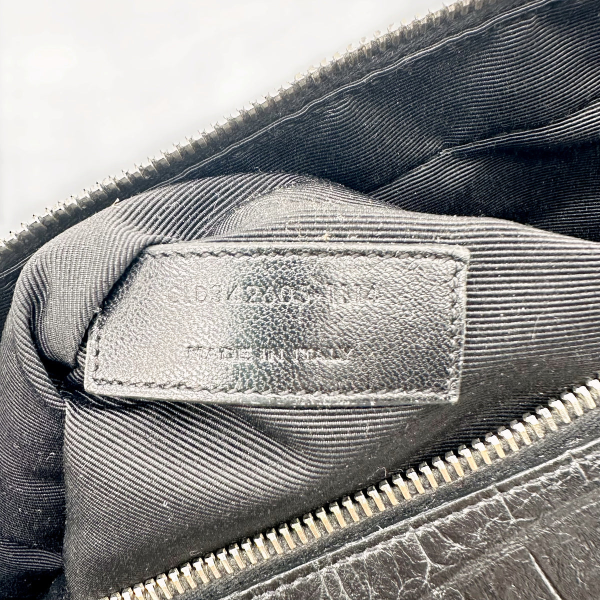 Saint Laurent Porte-documents Cuir Façon Croco Noir - détail de l'étiquette portant le code