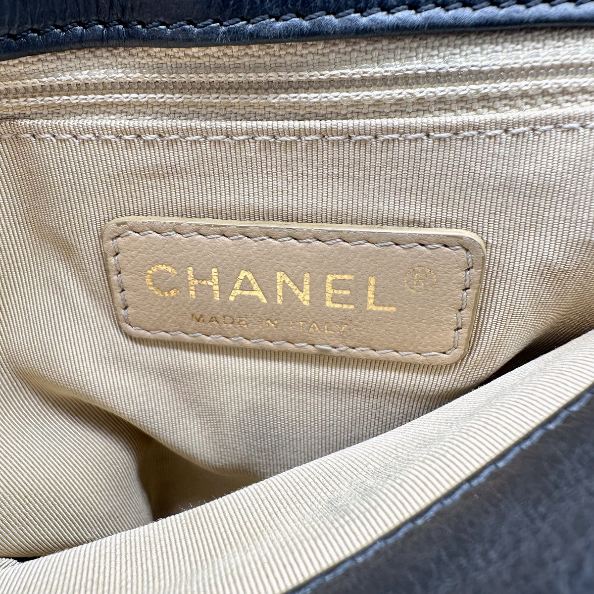 Chanel Double Chaîne Cuir Matelassé Noir - détail de la plaque Chanel à l'intérieur