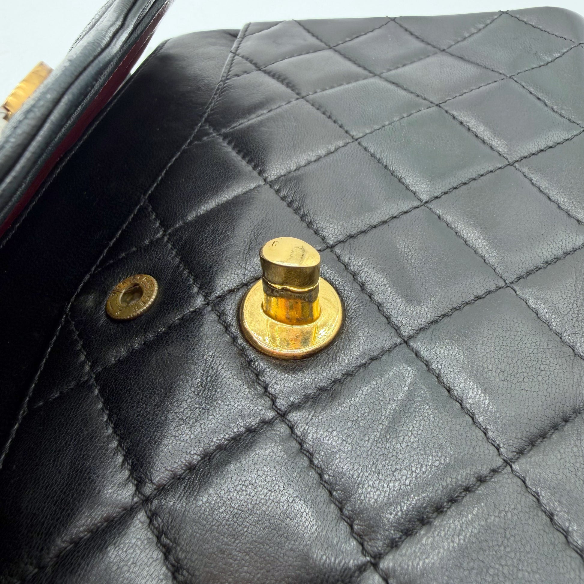 Chanel Double Flap 25 – dessous du fermoir et plaque