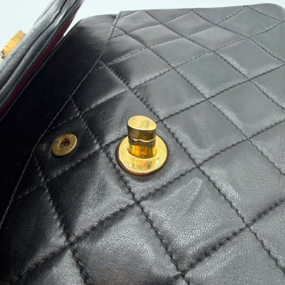 Chanel Double Flap 25 – dessous du fermoir et plaque