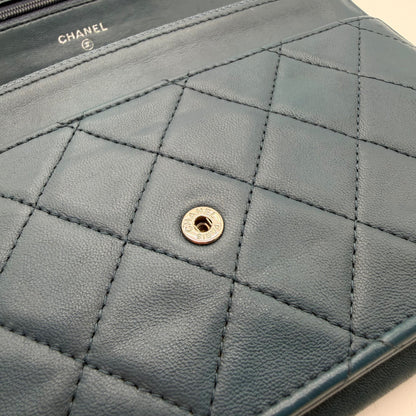 Chanel Wallet on Chain – macro bouton pression CHANEL PARIS