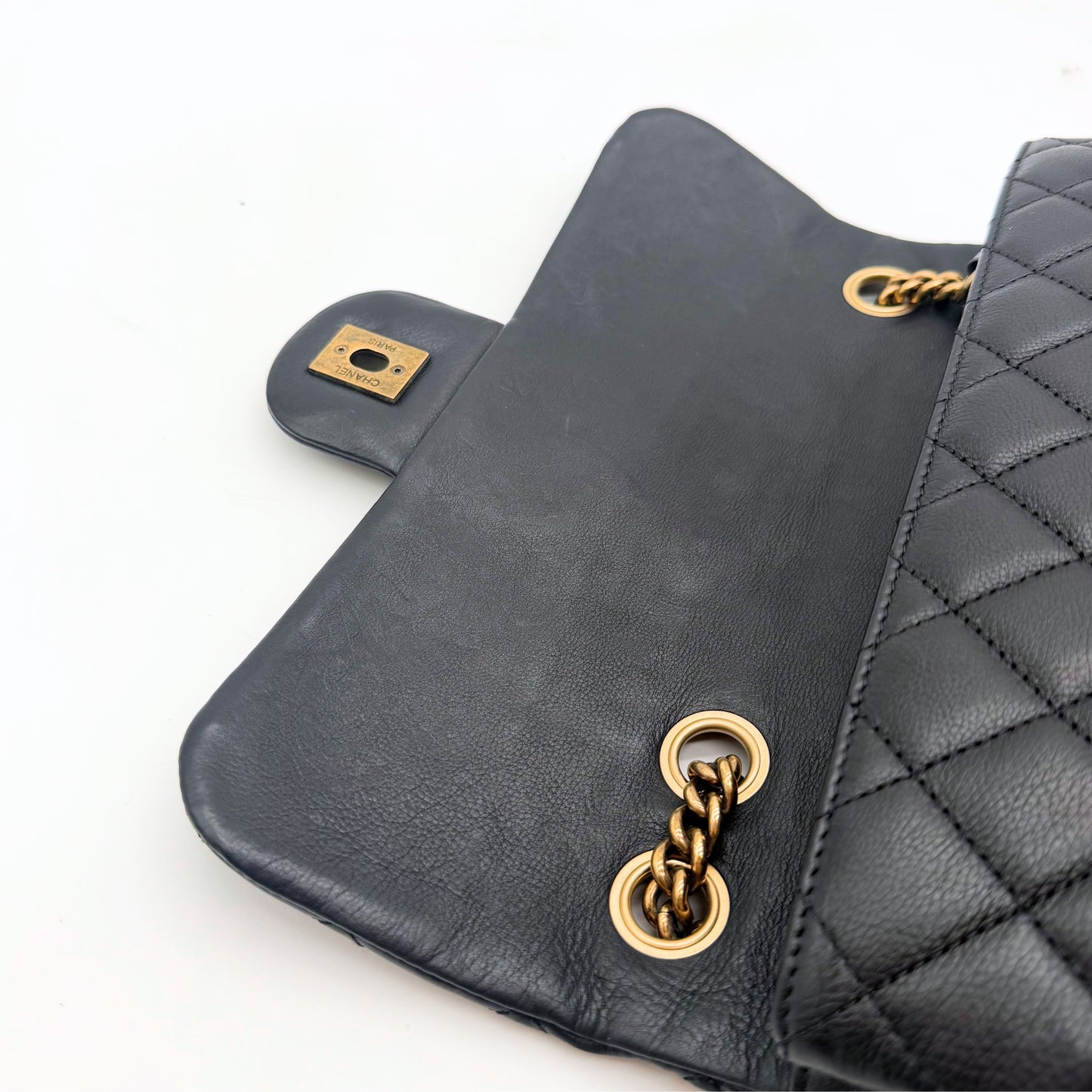 Chanel Sac à rabat matelassé cuir d'agneau - rabat ouvert, envers du rabat