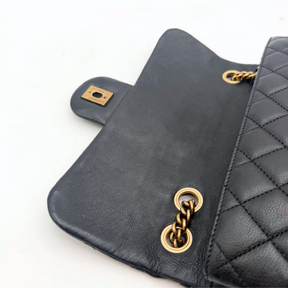 Chanel Sac à rabat matelassé cuir d'agneau - rabat ouvert, envers du rabat