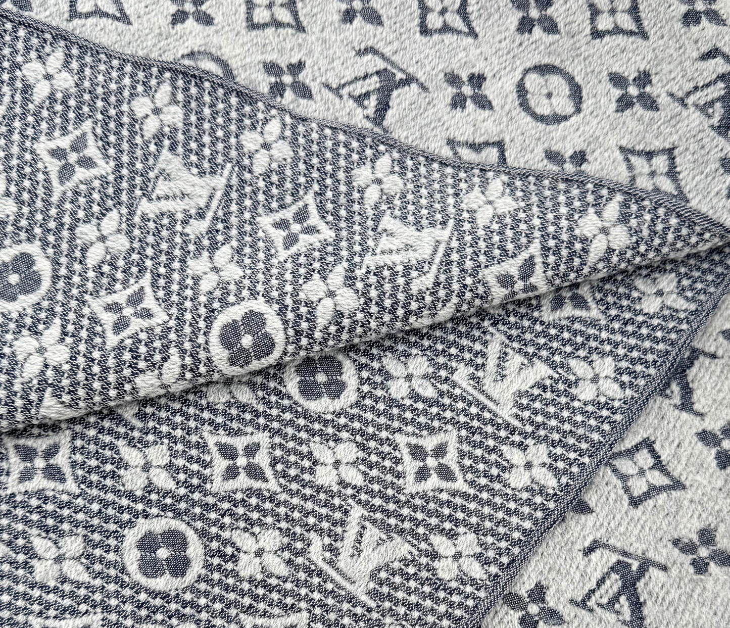Louis Vuitton – Écharpe Monogram en Laine Gris Anthracite