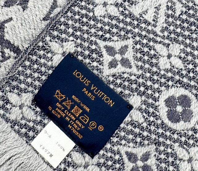 Louis Vuitton – Écharpe Monogram en Laine Gris Anthracite