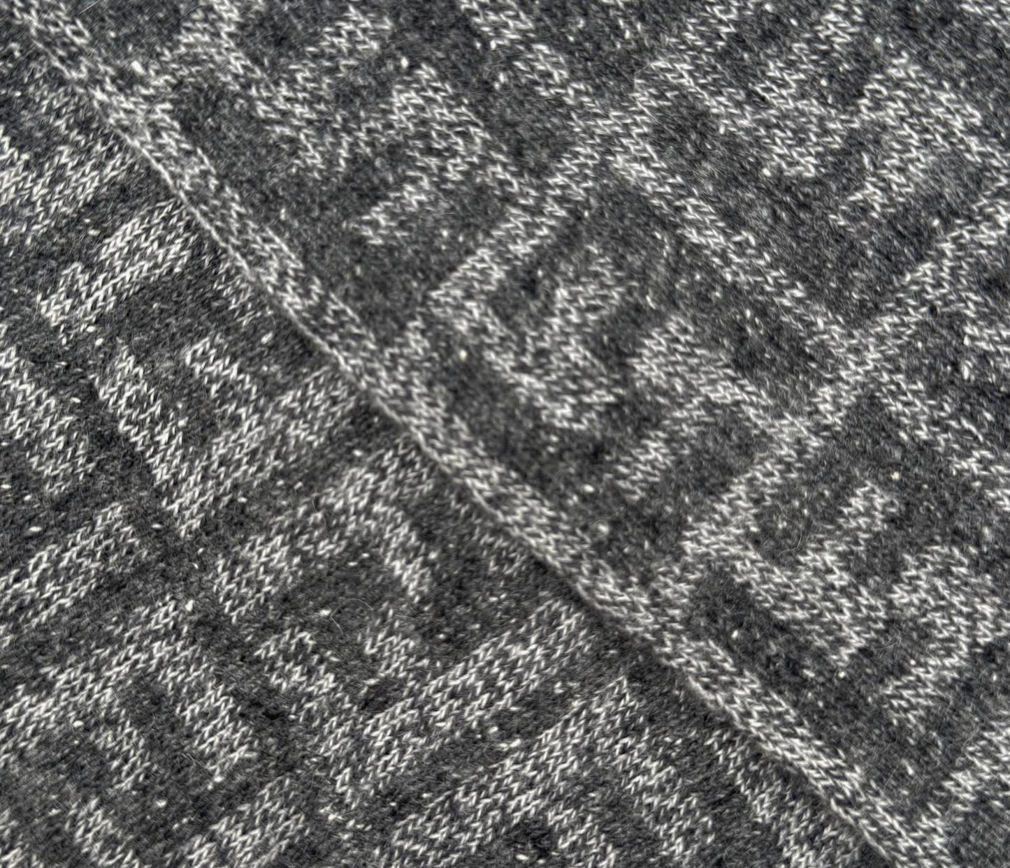 Fendi – Écharpe Zucca en Laine Gris Anthracite