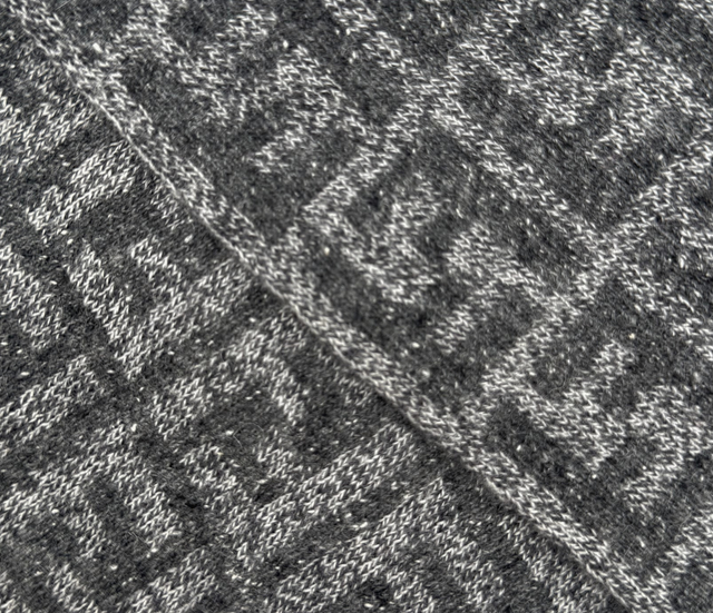 Fendi – Écharpe Zucca en Laine Gris Anthracite