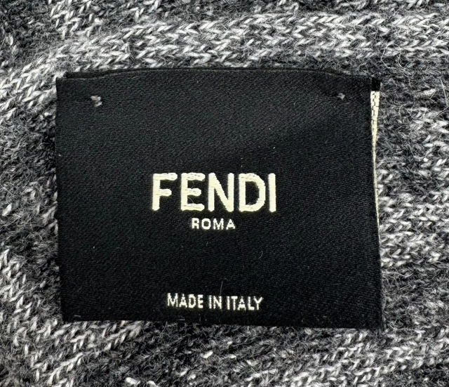 Fendi – Écharpe Zucca en Laine Gris Anthracite