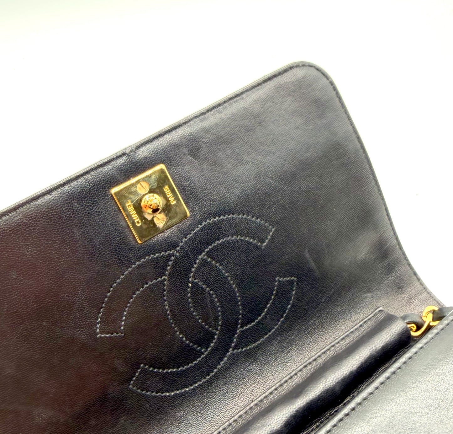 Chanel Wallet on Chain cuir d'agneau matelassé noir - dos du rabat, double C piqué