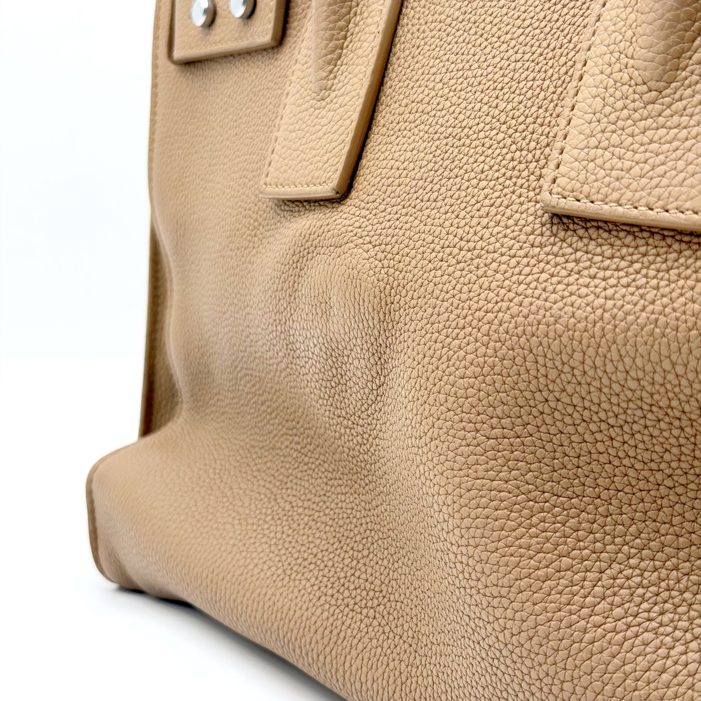 Saint Laurent Sac de Jour cuir grainé beige - aspect ondulé du cuir sur la face arrière