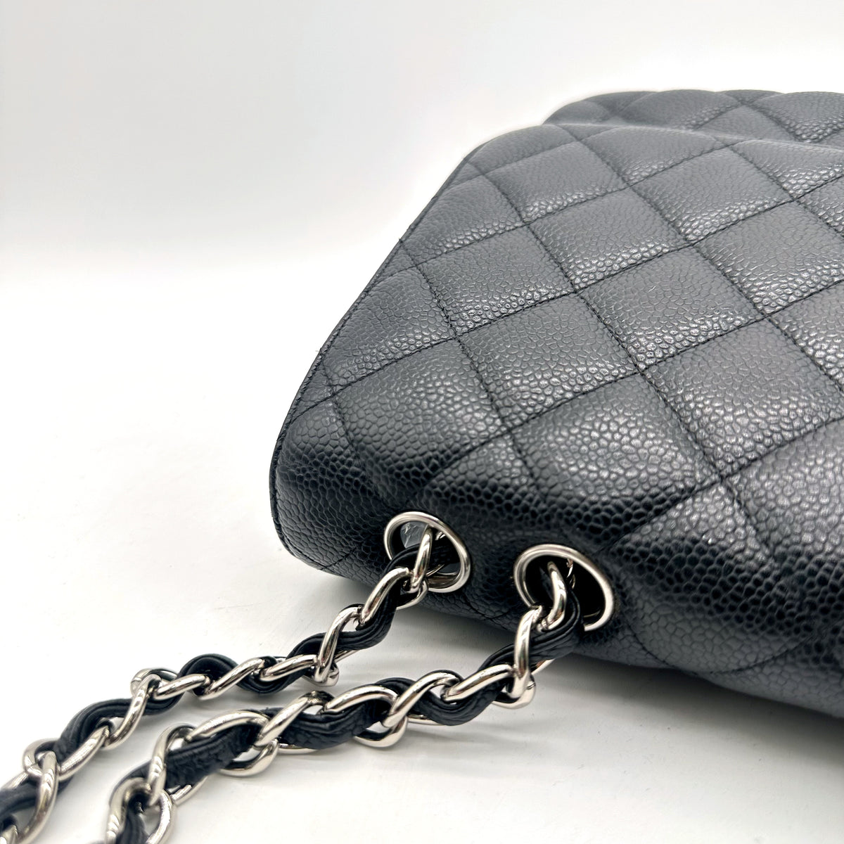Chanel Timeless 30 cm Cuir Caviar Noir - détail de la chaîne sur l'angle supérieur
